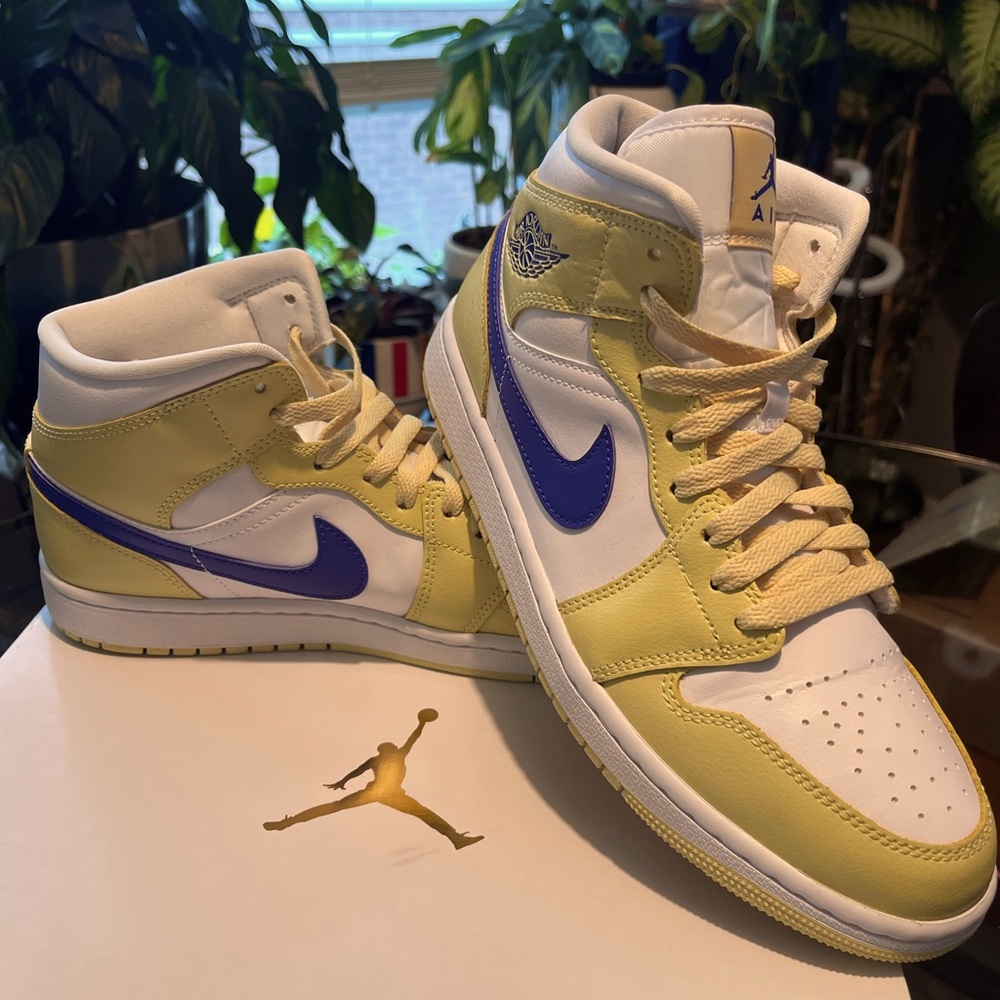 Women’s Nike Air Jordan 1 Mid 'Lemon Wash' Size 9.5.